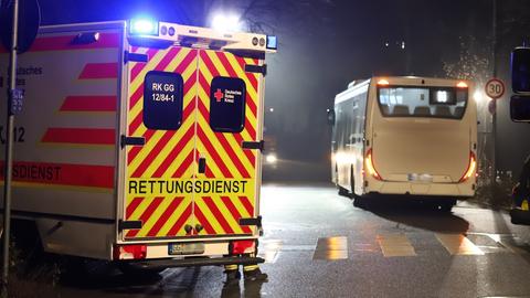 Rettungswagen und Linienbus an einem Zebrastreifen