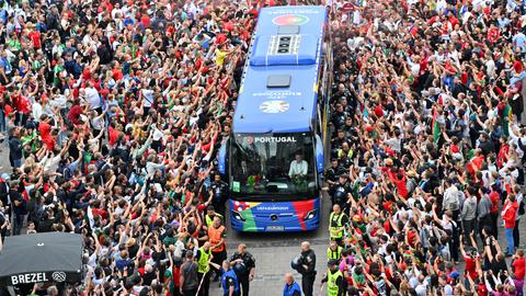 Der Mannschaftsbus der portugiesischen Nationalmannschaft fährt durch Fanmassen Richtung Stadion