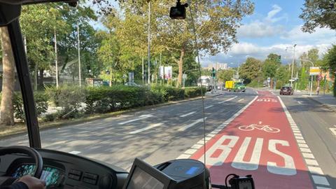 Ein Bus mit einer Frontkamera und Blick auf die Busspur