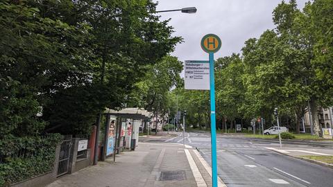 Verwaiste Bushaltestelle in Frankfurt