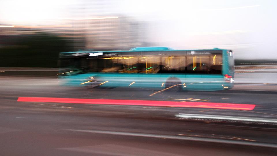 Tödlicher Unfall in Frankfurt - Busfahrer streitet Schuld ab