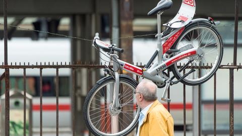 Call a Bike hängt am Hauptbahnhof Frankfurt.