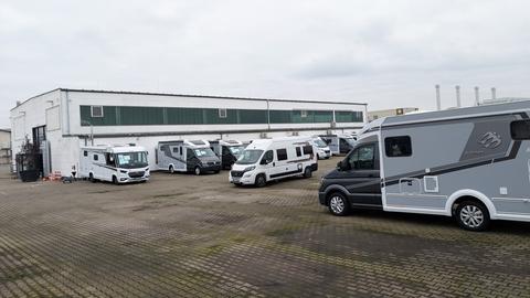 Auf dem sonst verlassenen Gelände der Camper Base Rhein-Main stehen immer noch mehrere Wohnmobile.