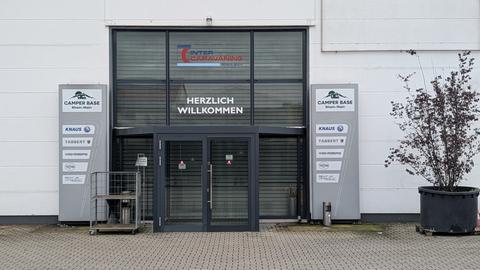 Über dem Eingang zur Camper Base Rhein-Main steht "Herzlich Willkommen", doch die Tür und Tor sind fest verriegelt.