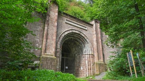 Blick auf das Portal des Carlsbahntunnels.