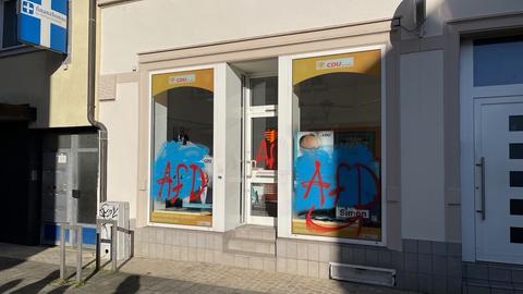 Mit dem blau-roten AfD-Logo besch,ierte Fensterscheiben der CDU-Geschäftsstelle in Neu-Isenburg