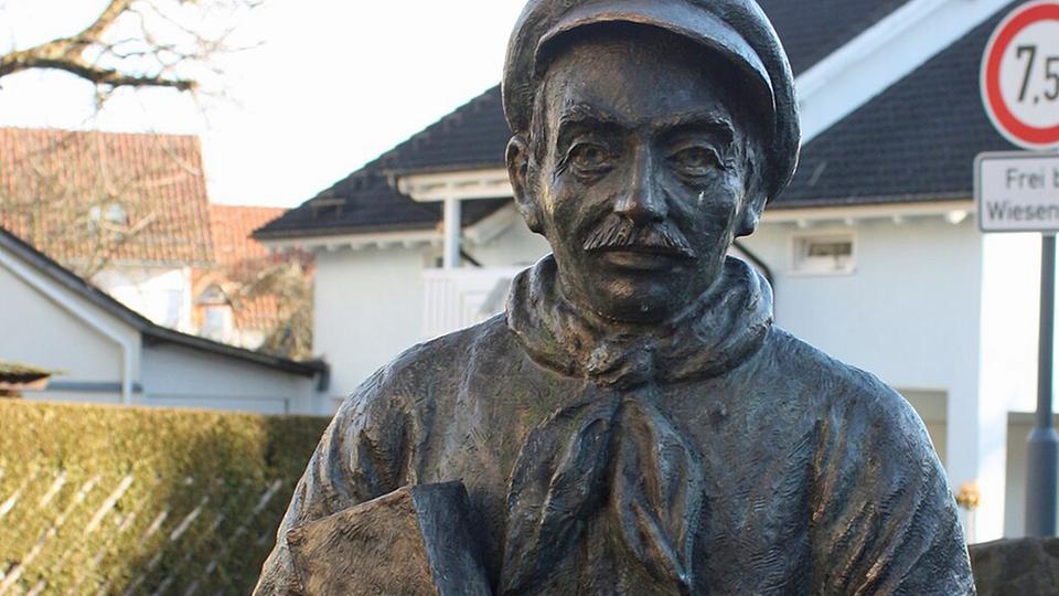 Statue von Cilli Breuers von einem Besenbinder