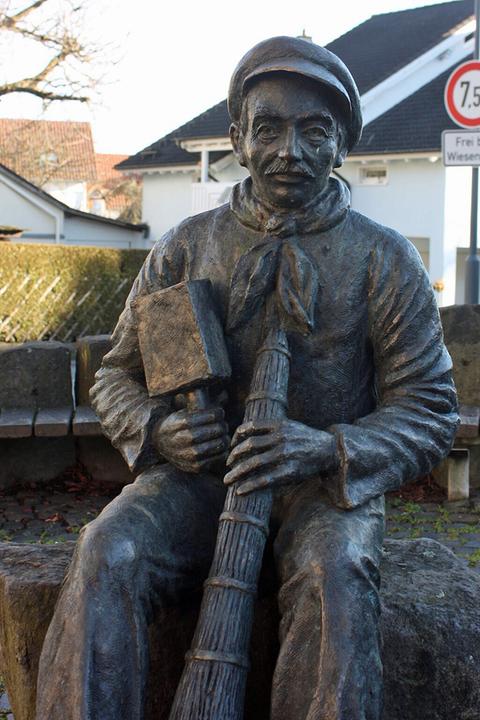 Statue von Cilli Breuers von einem Besenbinder