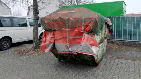 Im Dieburger Gewerbegebiet wurde illegal ein Müll-Container abgestellt. 