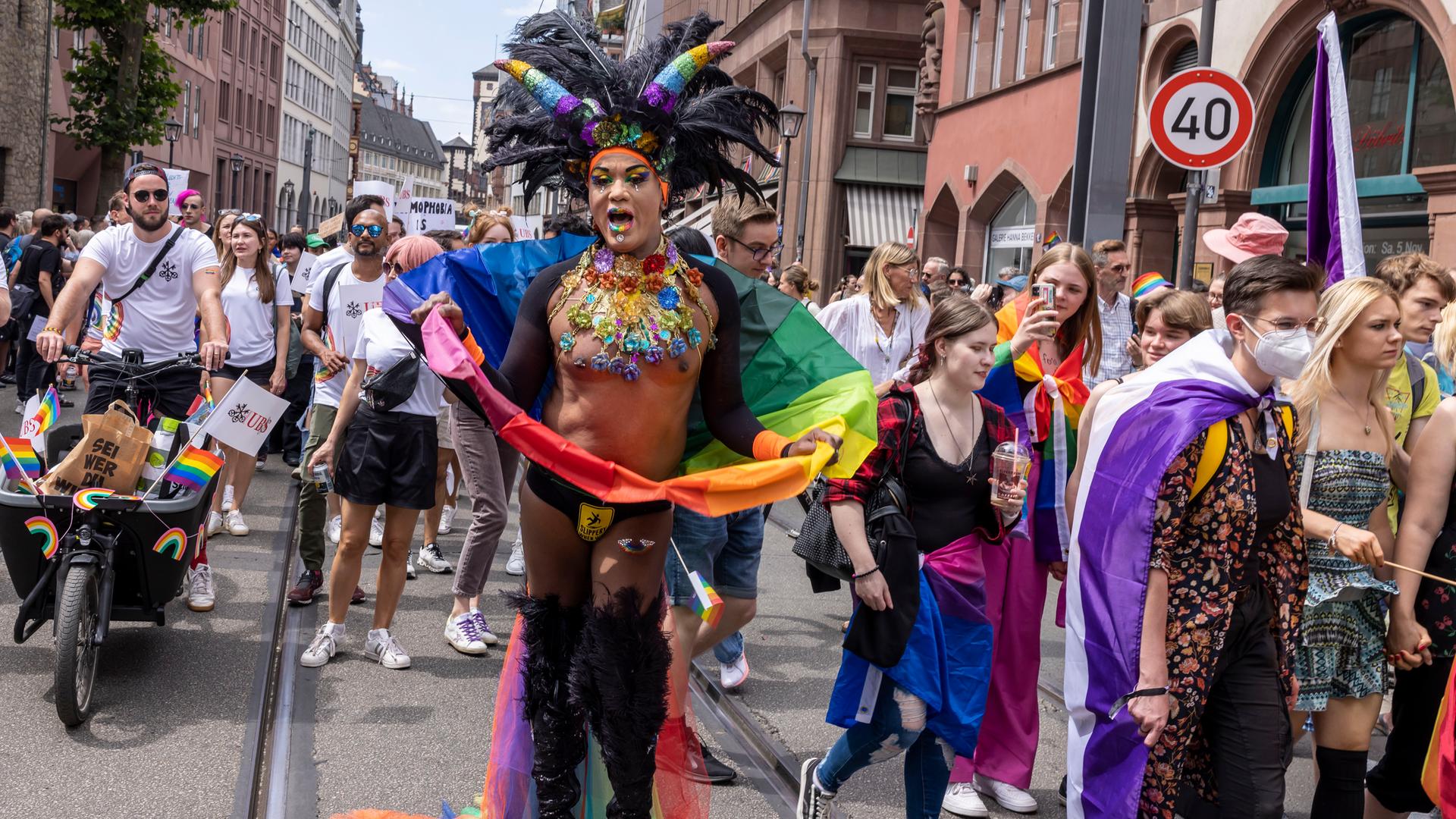 13,500 people at the Christopher Street Day Parade in Frankfurt