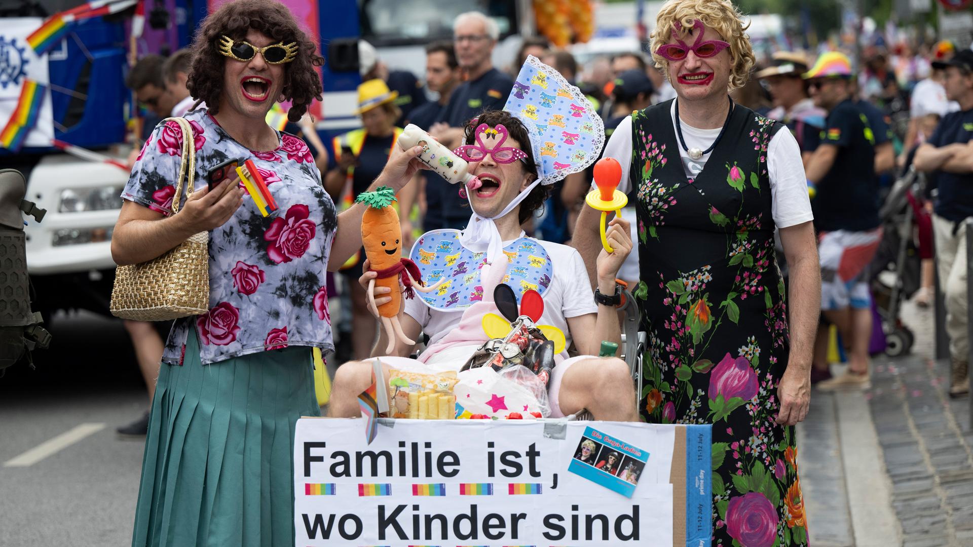 Fotos vom CSD 2023 in Frankfurt: Familie, Flamingo, Freiheit - Bildergalerie:  | hessenschau.de | Panorama