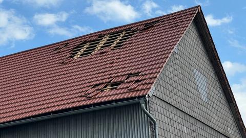 Ziegel abgedeckt auf Dach in Kirtorf-Arnshain