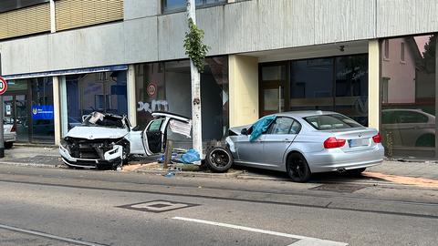 Ein bei einem Unfall beschädigter BMW und ein Skoda stehen auf einem Bürgersteig