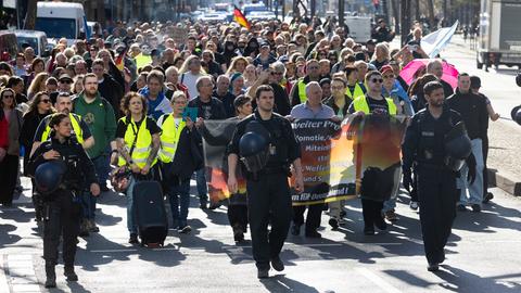 Rund 300 Demonstranten werden bei ihrem Protestmarsch in Frankfurt von der Polizei begleitet. 