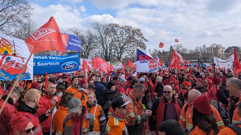 Demonstranten - mit roten Jacken oder orangefarbenen Warnwesten - Fahnen der IG Metall, von Ford aus Saarlouis 