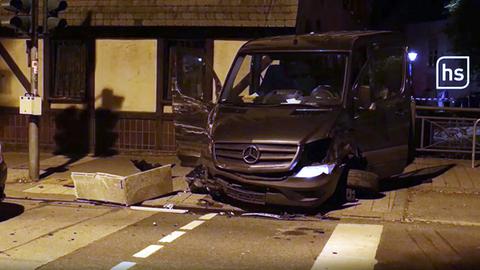 Demolierter Transporter nach einer Verfolgungsfahrt während der Nacht in Dreieich