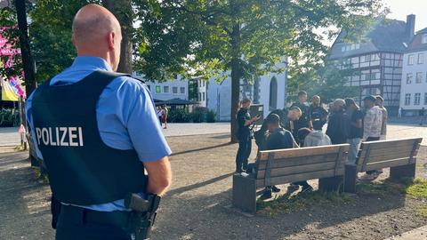 Polizeikontrolle, junge Männer von hinten