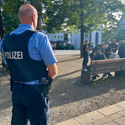 Polizeikontrolle, junge Männer von hinten