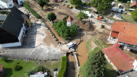 Drohnenaufnahme von zerstörten Straßen und Hochwasser