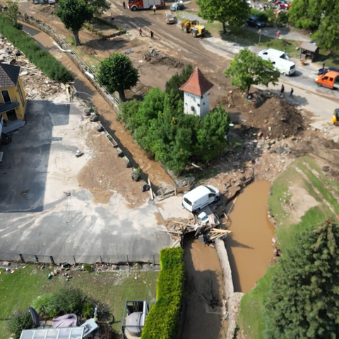 Drohnenaufnahme von zerstörten Straßen und Hochwasser