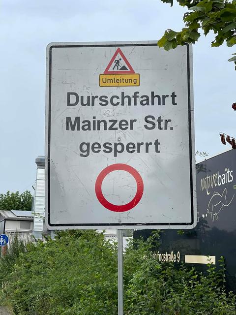 "Durschfahrt gesperrt" steht auf einem Schild - mit SCH.