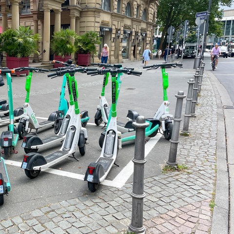 Fester Abstellplatz für E-Scooter am Kaiserplatz in Frankfurt.