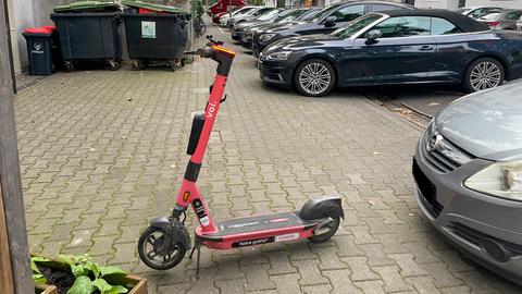 Ein E-Scooter auf einem Fußweg.