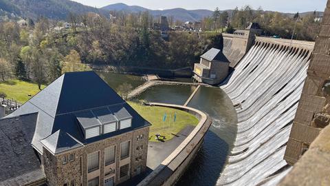 Blick auf die überlaufende Edertalsperre 