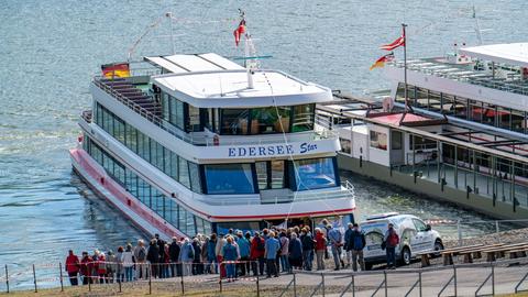 Menschen an Ausflugsschiff am Edersee