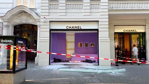 Vor einem Chanel-Geschäft liegen Glasplitter des Schaufensters.