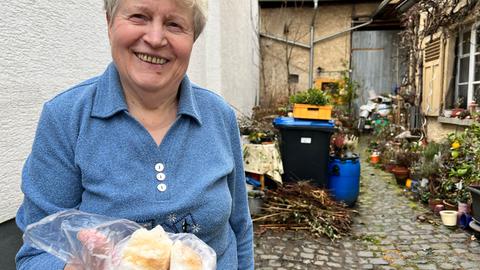 Nachbarin Beate Legat mit Teilen des Eisklotzes, der in Ober-Mörlen vom Himmel fiel.