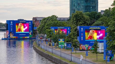 Blick auf die noch menschenleere Fan-Zone am Frankfurter Mainufer mit mehreren Bildschirmen