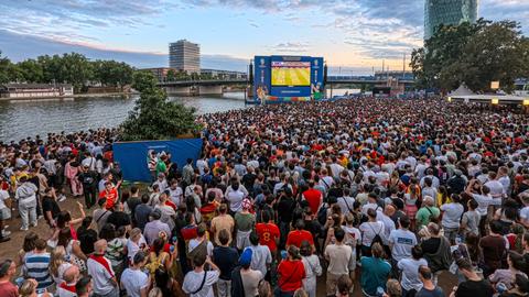 Blick auf die volle Fanzone in Frankfurt während des EM-Finales