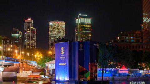 Blick vom Main auf die Fanmeile in Frankfurt 