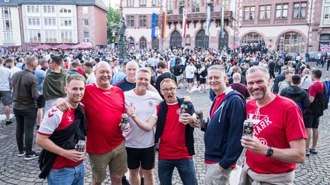 Eine Männergruppe mit Dänemark-Trikots steht auf dem Römerberg