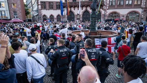 Polizisten in Frankfurt auf dem Römerberg am Justitia-Brunnen unter England-Fans