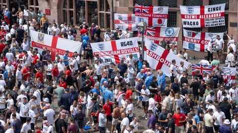 Englische Fans feiern auf dem Römerberg.