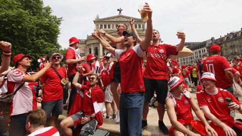 Dänische Fans auf dem Opernplatz in Frankfurt