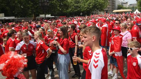 Fans der dänischen Fußballnationalmannschaft in Frankfurt auf und am Opernplatz