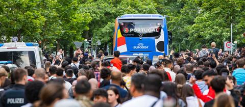 Der Bus der portugiesischen Nationalmannschaft bahnt sich den Weg durch an und auf der Straße stehende Fans