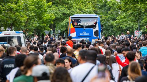 Der Bus der portugiesischen Nationalmannschaft bahnt sich den Weg durch an und auf der Straße stehende Fans