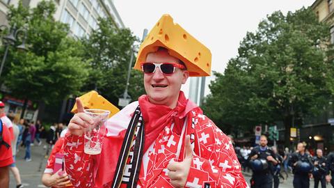 Schweizer Fans tragen Käsehüte.