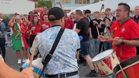 Männer in Portugal-Trikots mit Trommeln