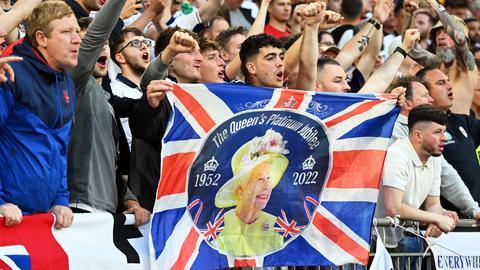 Englische Fußballfans im EM-Stadion Gelsenkirchen beim Spiel gegen Serbien