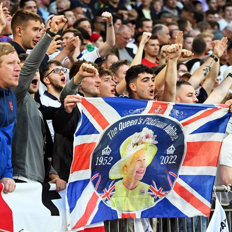 Englische Fußballfans im EM-Stadion Gelsenkirchen beim Spiel gegen Serbien