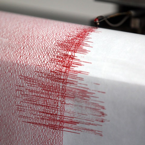 Der Seismograph der Erdbebenwarte verzeichnet Ausschläge.