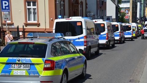 Polizeiwagen in der Gießener Innenstadt - Großeinsatz anlässlich des umstrittenen Eritrea-Festivals
