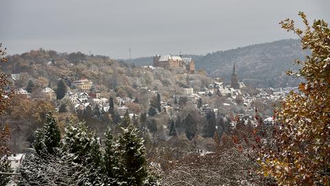 Von weitem ist das Marburger Schloss und die Altstadt zu sehen - alles ist leicht mit Schnee bedeckt. 