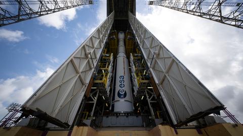 Die Vega-C-Rakete steht am europäischen Weltraumbahnhof in Kourou in Französisch-Guayana auf der Startrampe.