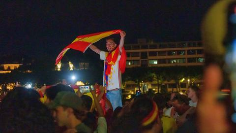 Mann mit Spanien-Flagge
